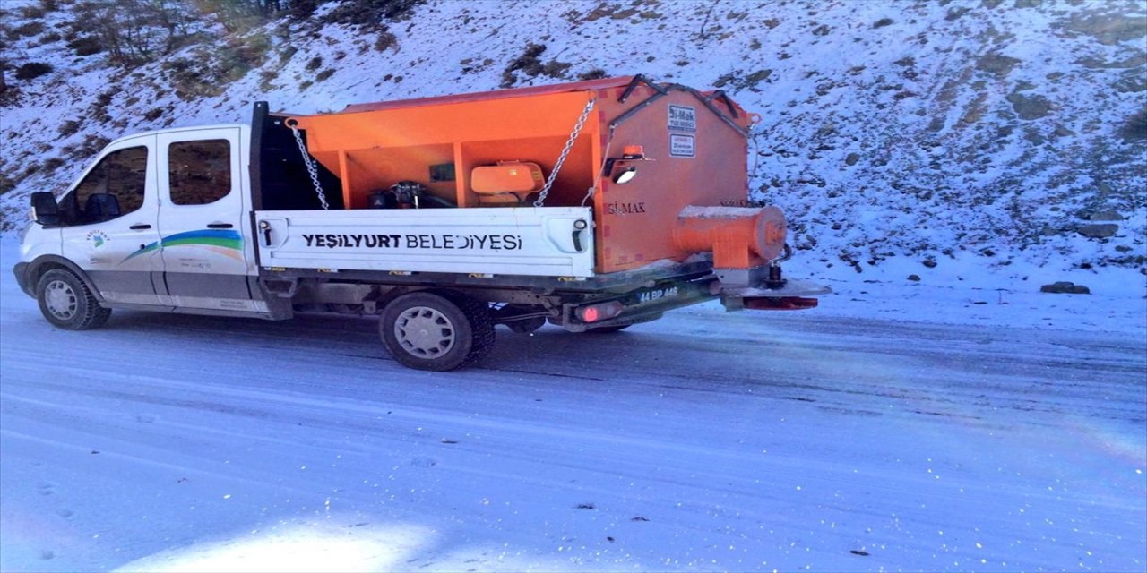 Malatya'da kar nedeniyle buzlanan yollarda tuzlama çalışması yapıldı