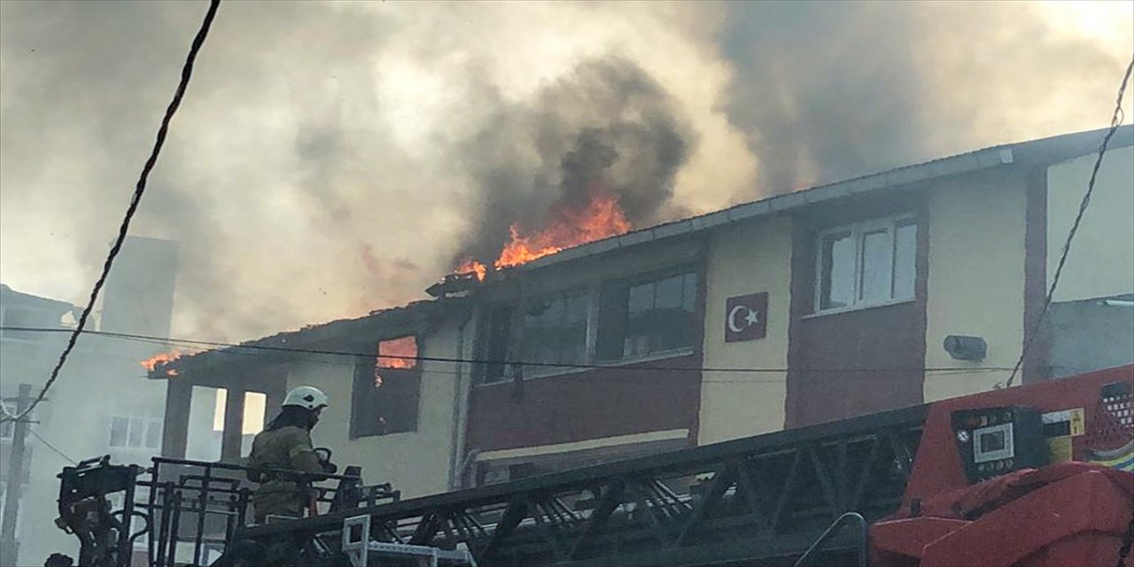 Arnavutköy'de çatı yangını