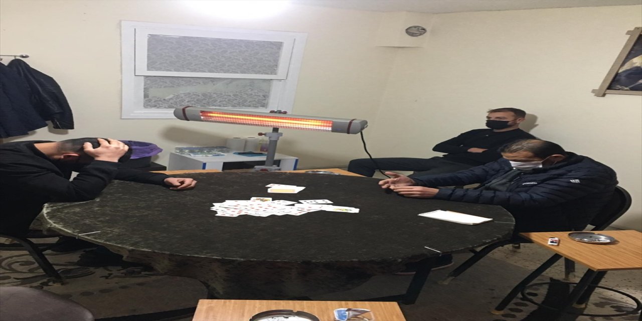 Manisa'da Kovid-19 tedbirlerini ihlal edip kumar oynayan 8 kişiye 30 bin lira ceza