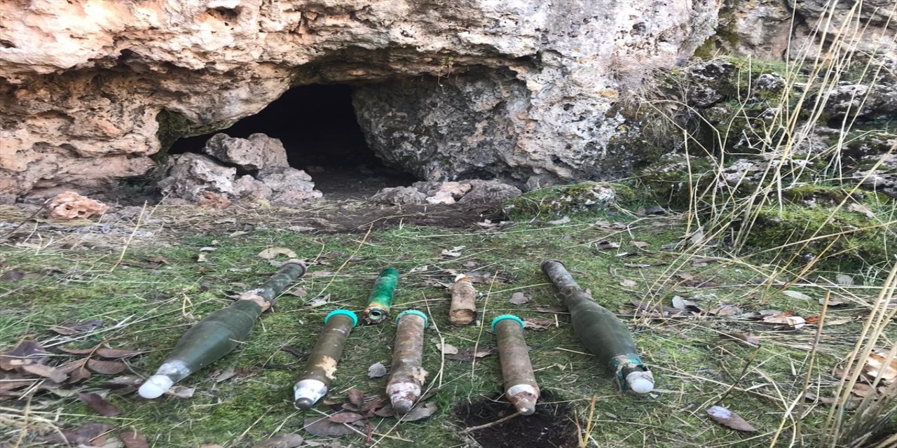 Mardin'de teröristlerin kullandığı sığınakta roketatar mühimmatları ele geçirildi