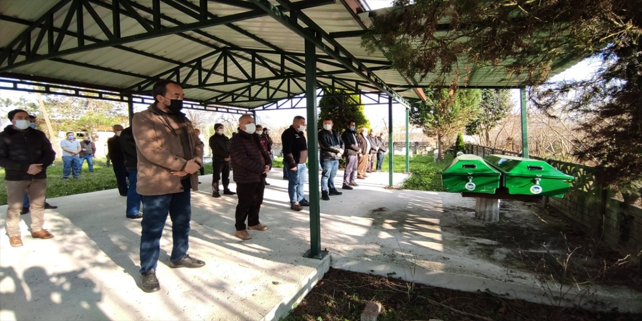 Sakarya'da yangında hayatını kaybeden baba ve kızının cenazeleri toprağa verildi