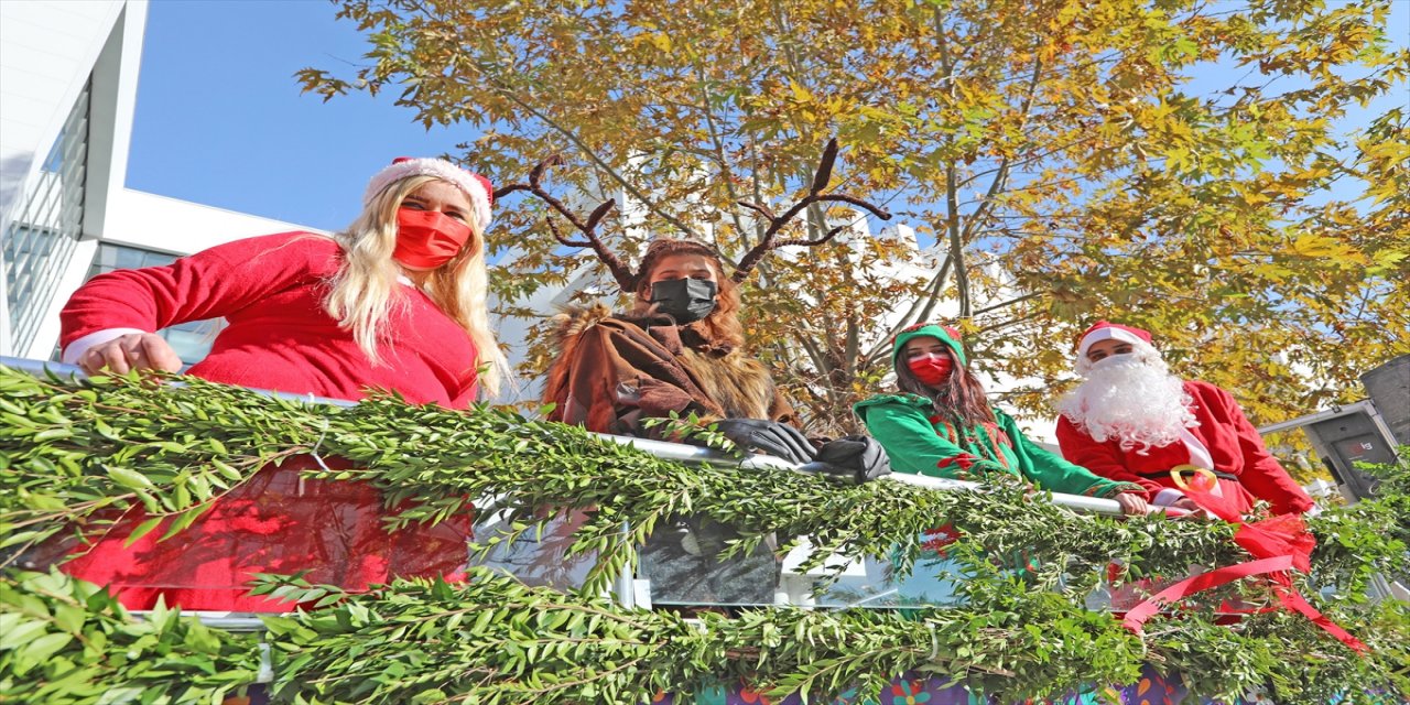 Mersin'de üstü açık otobüsle "renkli" yılbaşı etkinliği