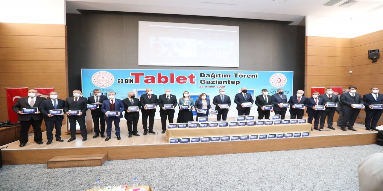Milli Eğitim Bakanı Selçuk Gaziantep'teki tablet dağıtım törenine bağlandı