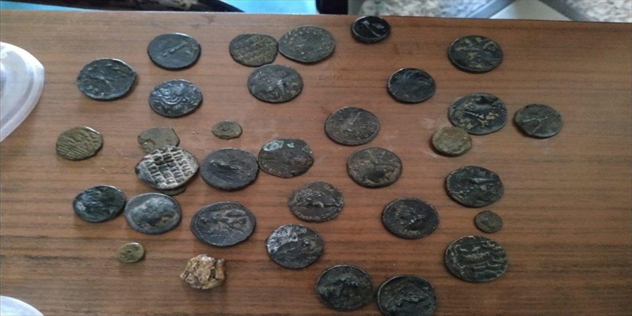 Nevşehir'de yasa dışı bahis oynattığı öne sürülen şüphelinin evinde 34 sikke bulundu