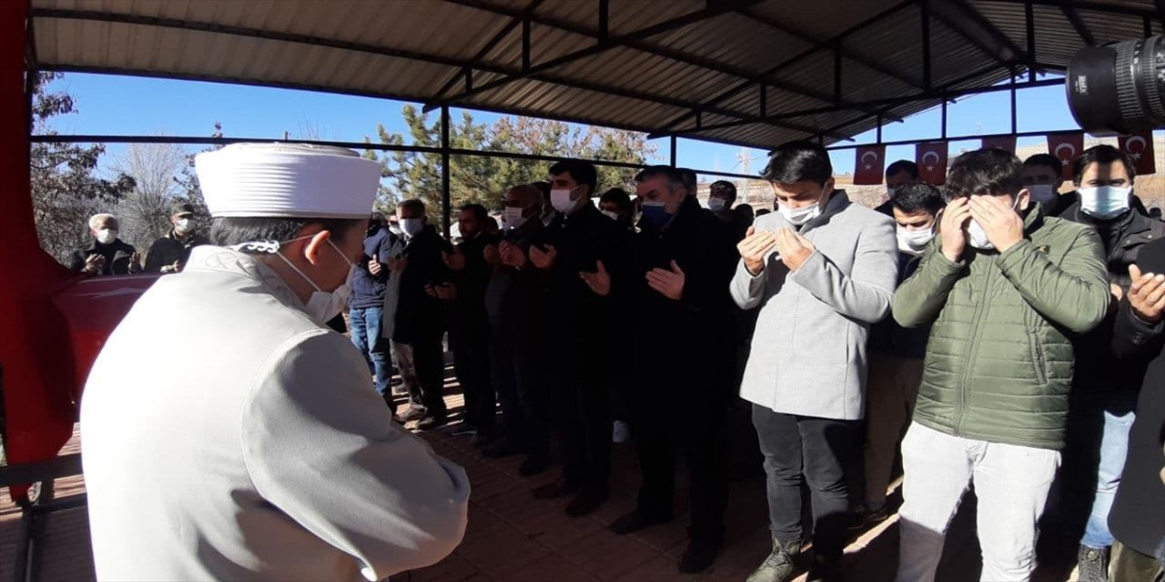 Hakkari'deki trafik kazasında yaşamını yitiren teğmen son yolculuğuna uğurlandı