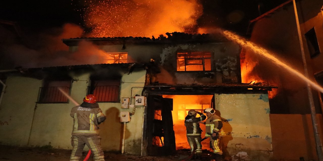 Bursa'da 2 katlı metruk binada çıkan yangın söndürüldü