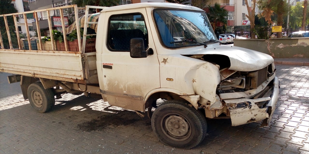 Adana'da kontrolden çıkan kamyonet park halindeki otomobile çarptı