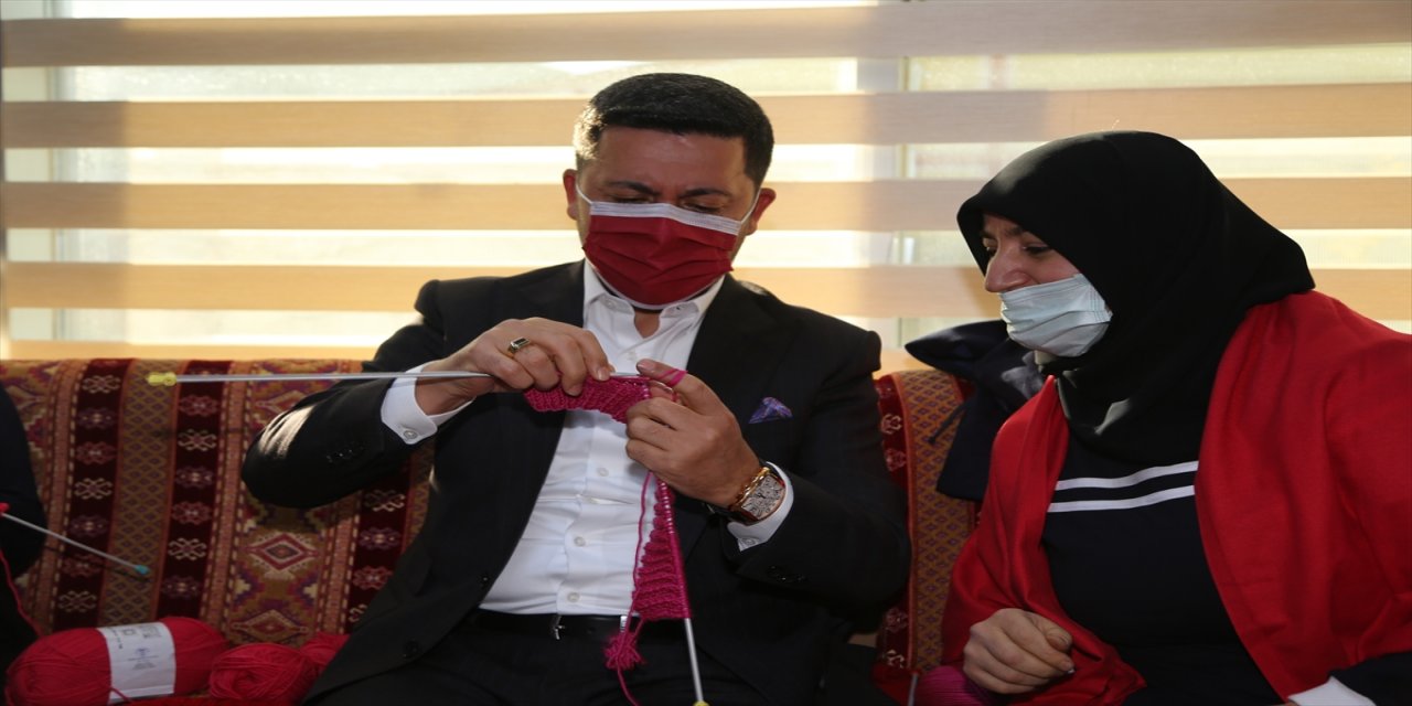 Nevşehir'de gönüllü kadınların örgü çalışmasına Belediye Başkanı Rasim Arı da katıldı