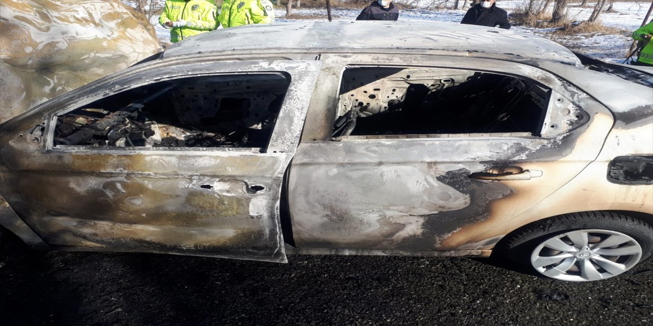 Kars'ta iki otomobil çarpıştı: 3 yaralı