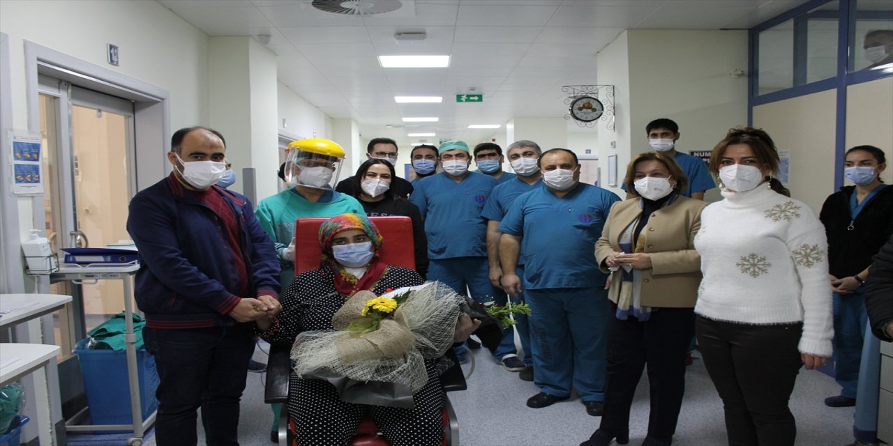 Gaziantep'te zorlu tedavi süreciyle yaşama tutunan iki Kovid-19 hastası alkışlarla servise alındı