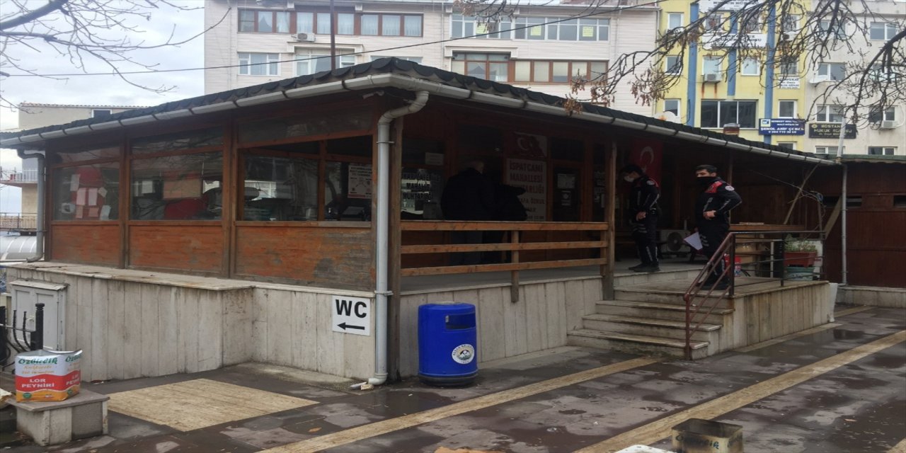 Edirne'de kısıtlama sırasında muhtarlık binasına giren hırsızlar güvenlik kamerasını fark edince kaçtı