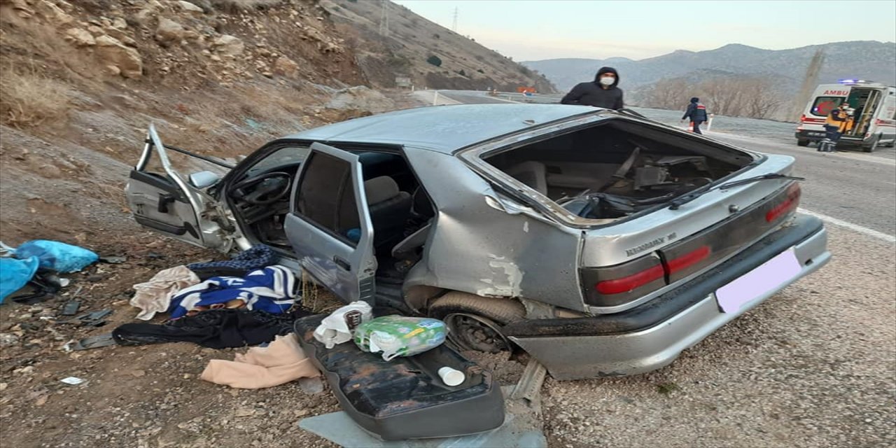 Tokat'ta otomobil kayalıklara çarptı: 1 ölü, 4 yaralı