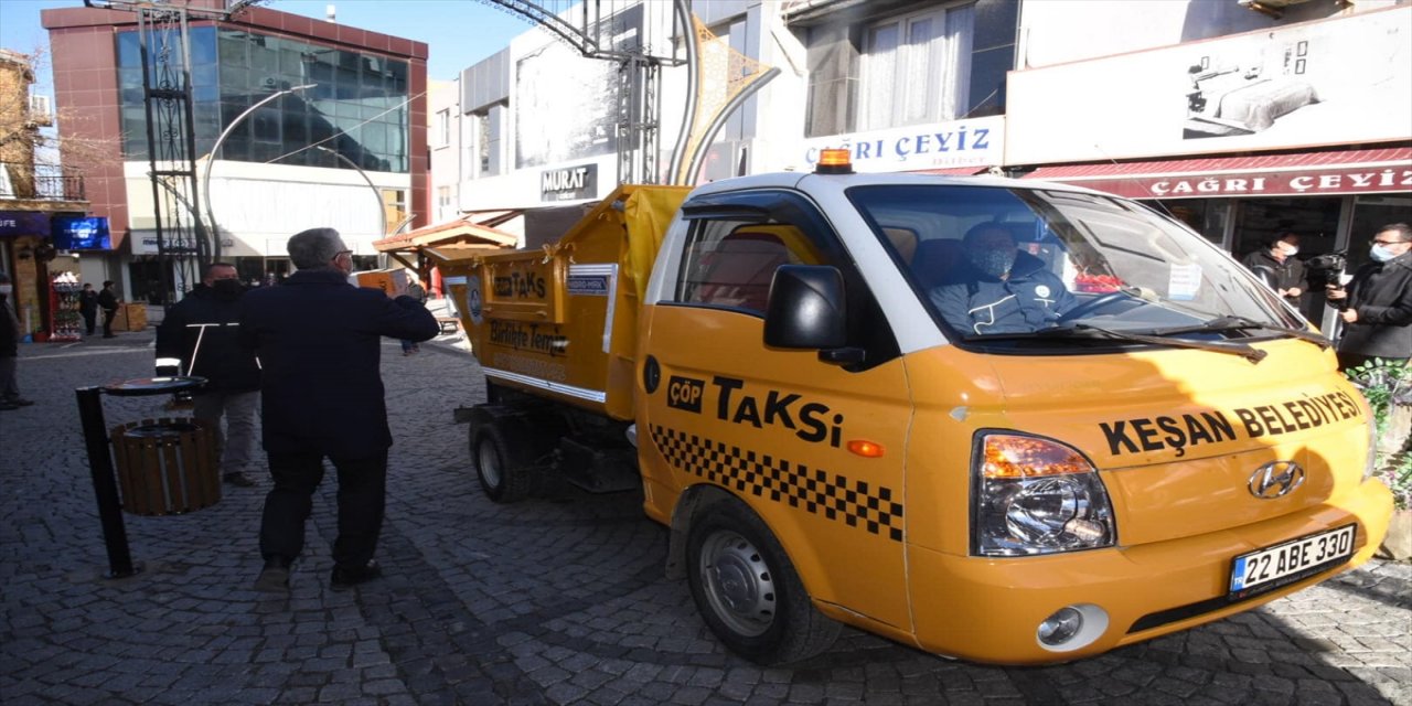 "Çöp taksi" çöpleri oyun havasıyla topluyor