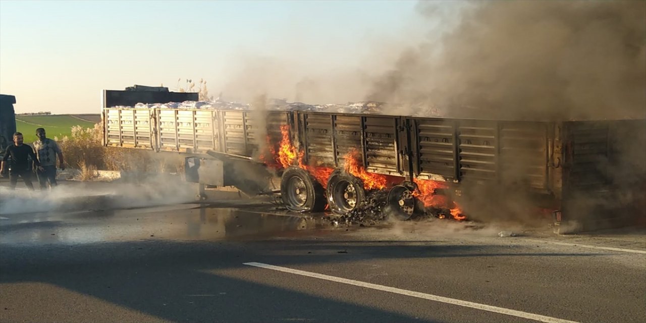 Mardin'de kömür yüklü tır seyir halinde alev aldı