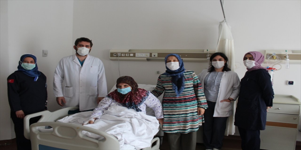 Sakarya'da 72 yaşındaki kadın serbest doku nakliyle ayağını kaybetmekten kurtuldu