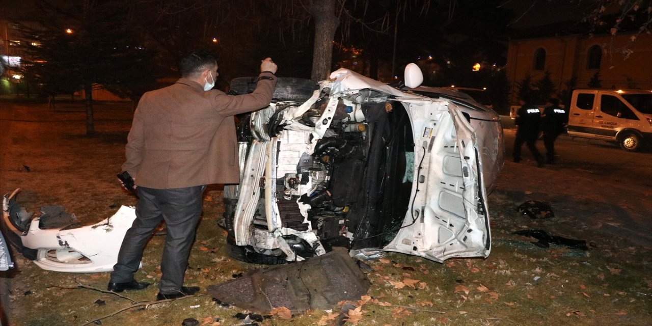 Yabancı uyruklu öğrenciler kiraladıkları otomobille kaza yaptı: 3 yaralı