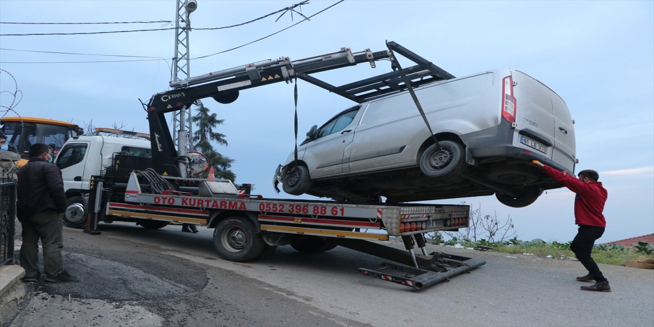 Trabzon'da freni boşalan kepçenin çarptığı ticari araç okul bahçesine düşmekten son anda kurtuldu