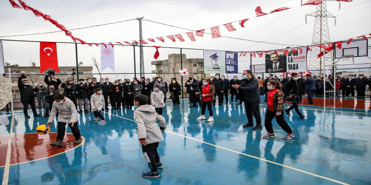 Bakan Kasapoğlu, Siirtli çocuklarla "Lastikpark" spor sahasında voleybol oynadı