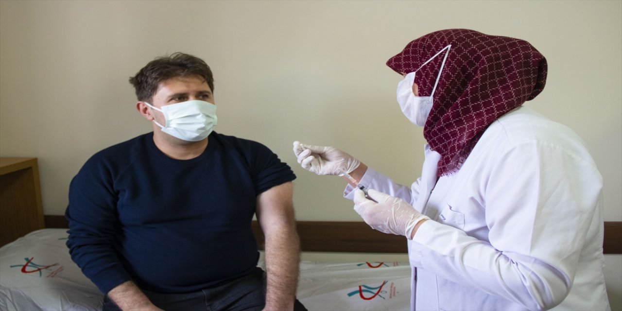 Ağrı ve Iğdır'da sağlık personeline CoronaVac aşısının ilk dozu uygulanıyor