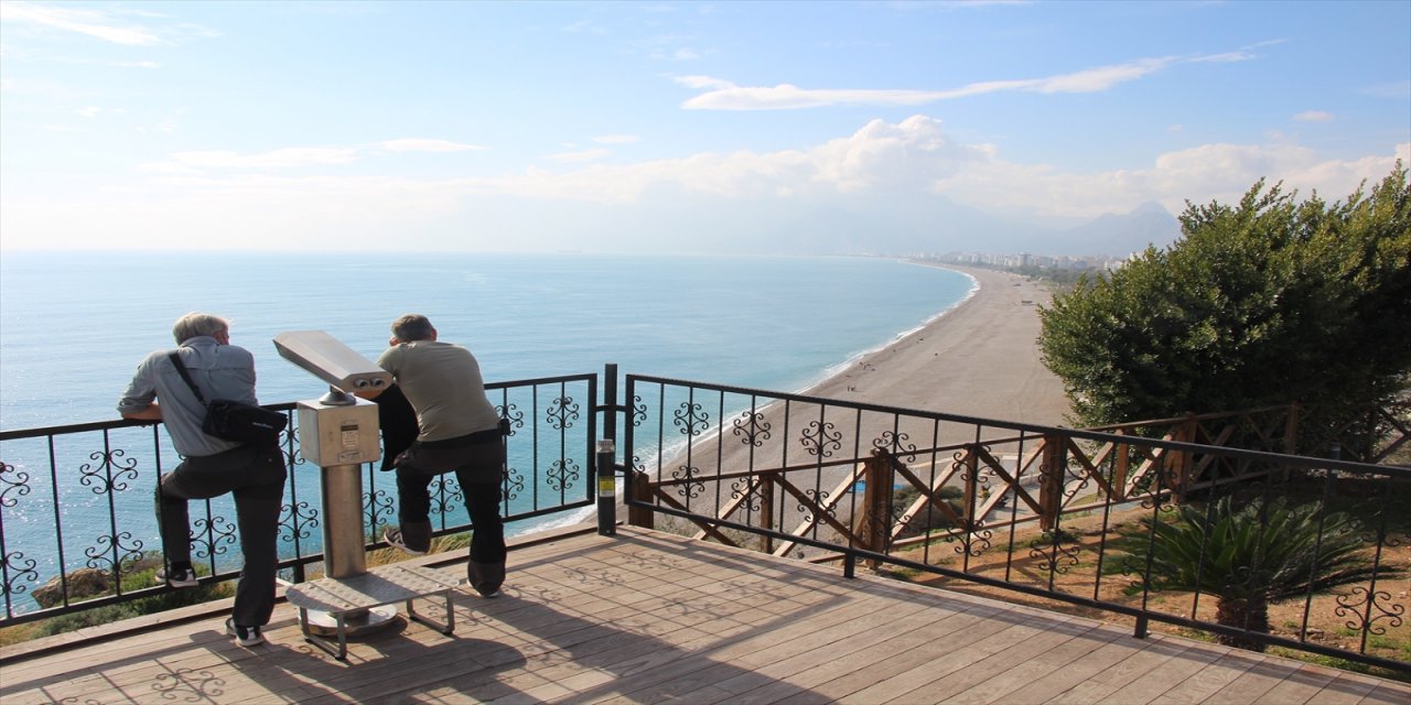 Antalya'da sahillerinde atlı polisler denetim yaptı