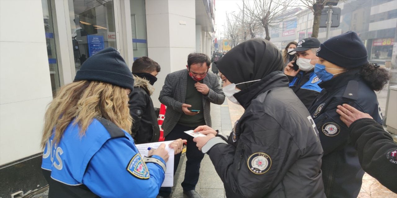 Çocuğuyla bankaya gelen babaya kısıtlamaya uymadığı için para cezası verildi