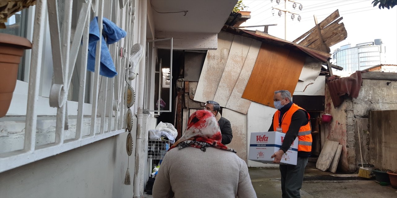 İstanbul Valiliğince, Küçükçekmece'deki ihtiyaç sahiplerine gıda kolisi dağıtıldı