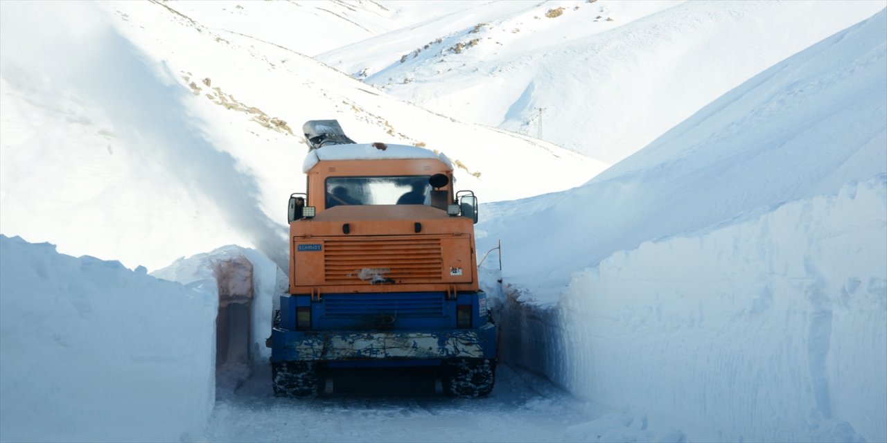 Bitlis'te "kar kaplanları" zorlu coğrafyada karlı yolları açıyor