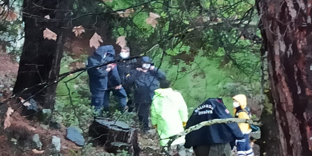 Balıkesir'de çöken ahşap köprüden dereye düşerek suya kapılan kadın öldü