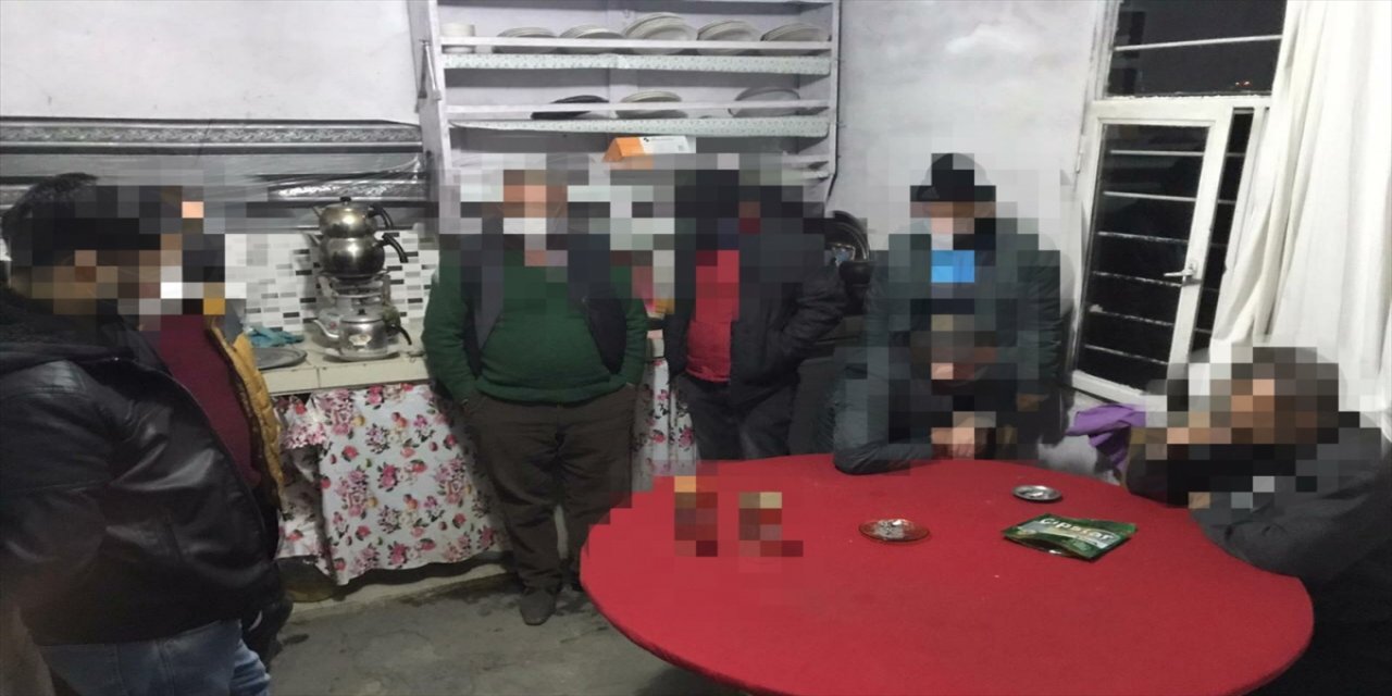 Osmaniye'de evde kumar oynarken yakalanan 31 kişiye 106 bin 516 lira ceza