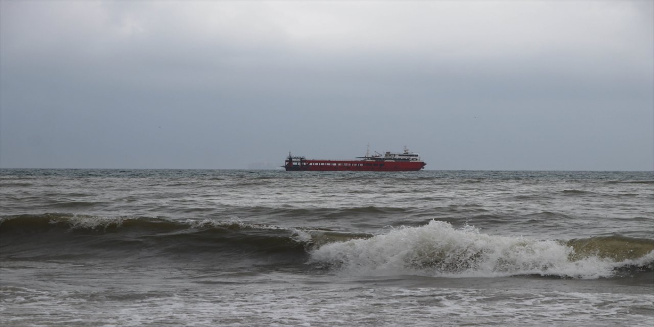 Marmara Denizi'nde 9 şilep ve tanker lodos nedeniyle Tekirdağ sahiline demirledi