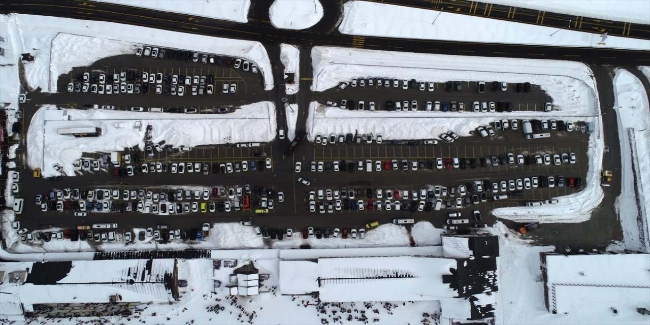 Erciyes Kayak Merkezi'nde hafta sonu yoğunluğu