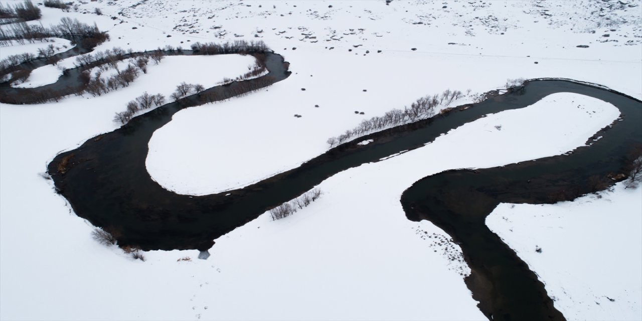 Bembeyaz örtüde süzülen Zamantı Irmağı'nın menderesleri kar altında göz kamaştırıyor