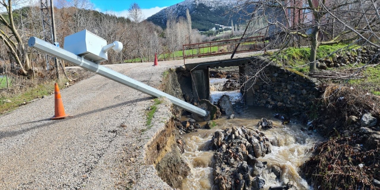 Osmaniye'de sağanak ve kuvvetli rüzgar nedeniyle 4 köprü zarar gördü, bazı evleri su bastı