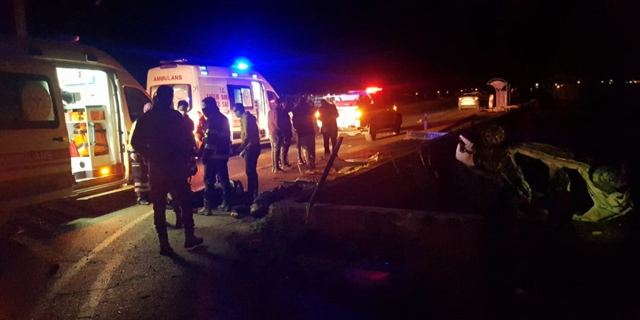 Şanlıurfa'da hafriyat kamyonuyla çarpışan otomobildeki 4 kişi öldü