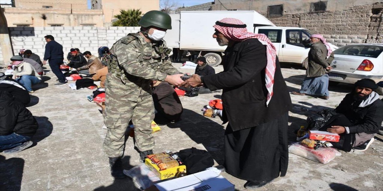 Mehmetçik, Barış Pınarı bölgesinde ihtiyaç sahiplerine gıda yardımı yaptı