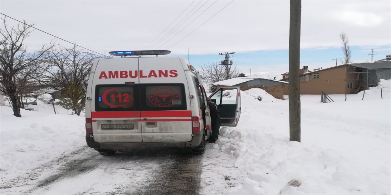 Sivas'ta 3 hasta, kardan yolları kapanan köylerinden ekiplerin çalışmasıyla hastaneye ulaştırıldı