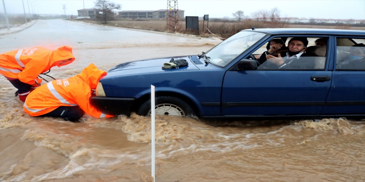 Kırklareli'nde taşkında mahsur kalan otomobildekiler itfaiye ekiplerince kurtarıldı