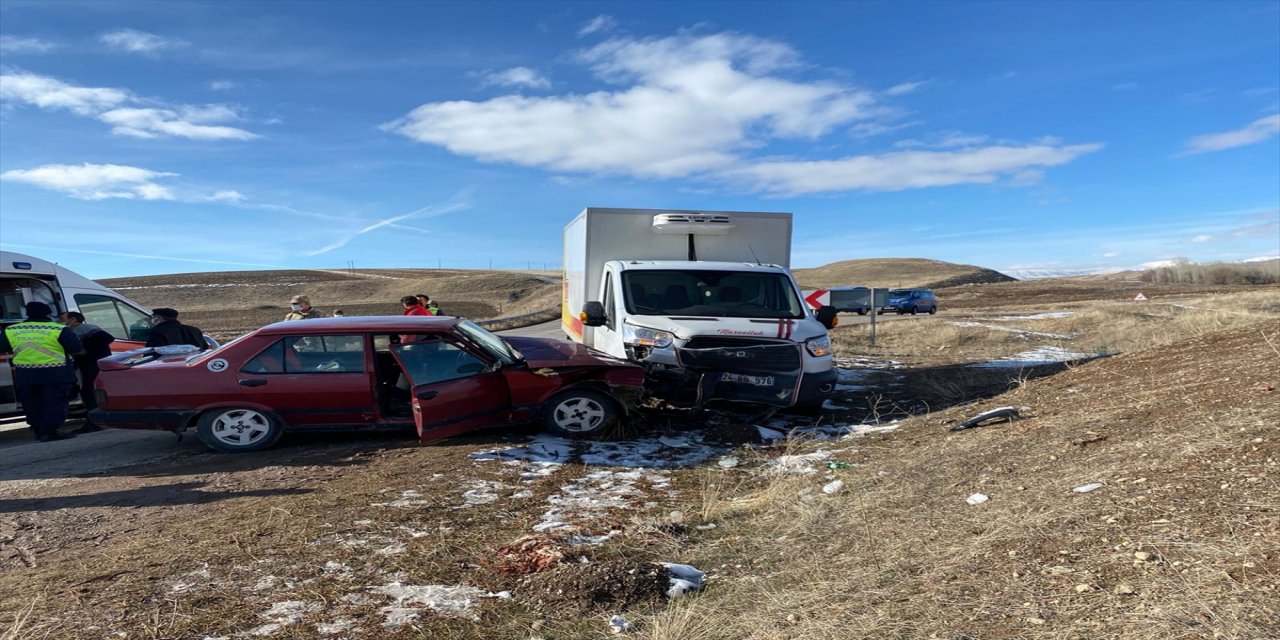 Erzincan'da kamyon otomobille çarpıştı: 6 yaralı