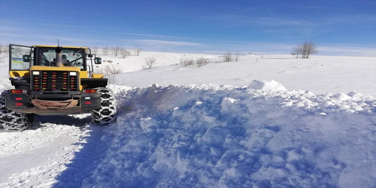 Sivas'ta kardan kapanan 74 köy ve 39 mezranın yolu 3 günde açıldı