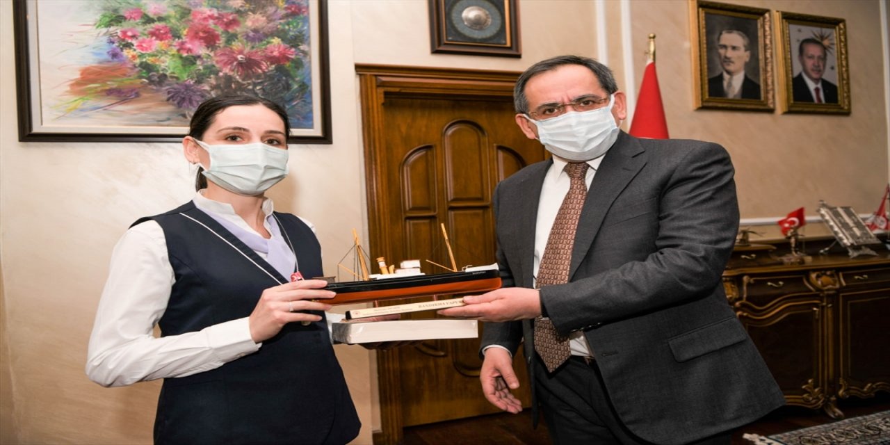 Samsun'da baygınlık geçirip tramvay raylarına düşen kadını kurtaran vatman ödüllendirildi