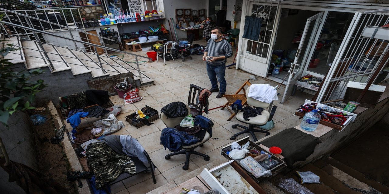 İzmir'de kuvvetli yağışın ardından yaralar sarılıyor