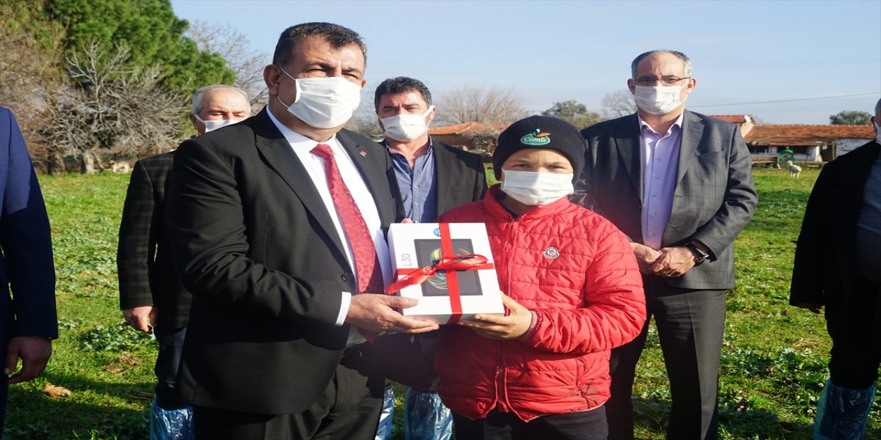 TÜDKİYEB, sosyal medyada ünlenen küçük çoban Şevki'yi ödüllendirdi