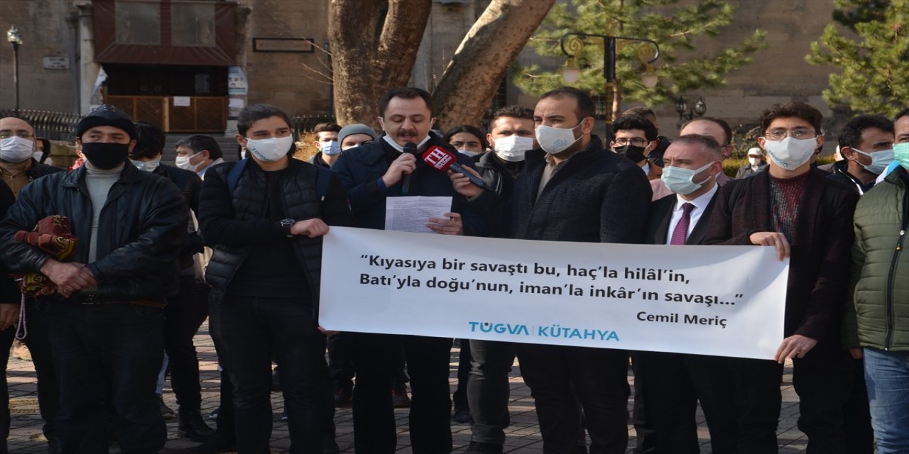 TÜGVA’dan Boğaziçi Üniversitesi önünde Kabe fotoğrafının yere serilmesine tepki