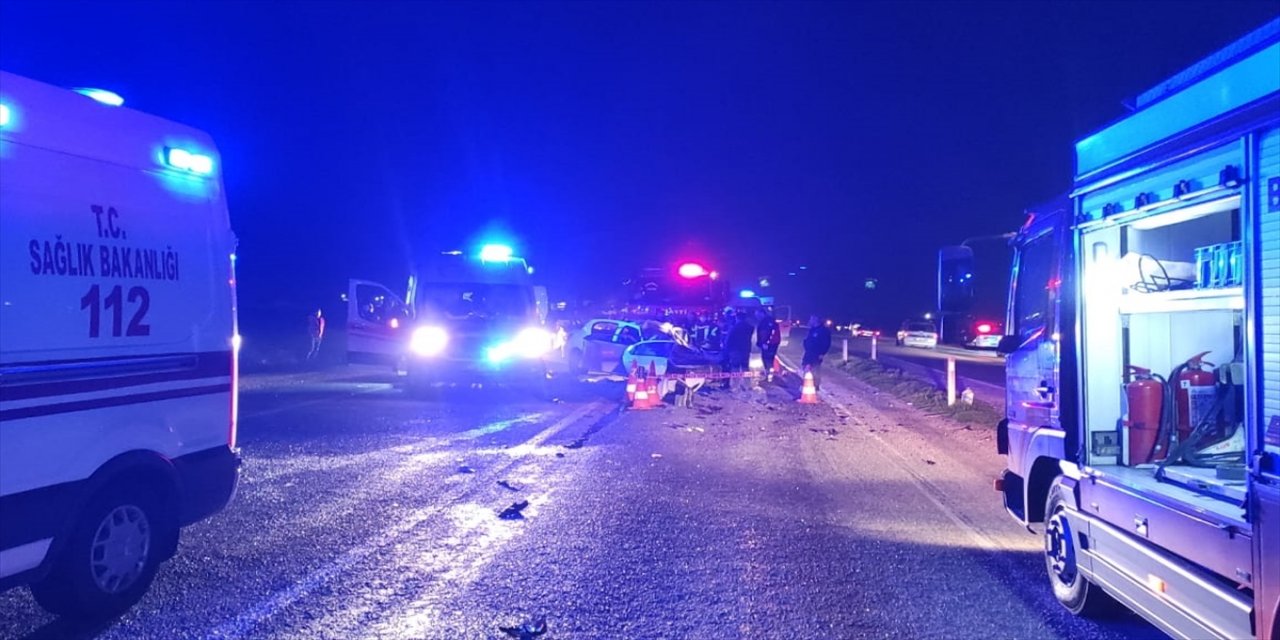 Manisa'da iş makinesine çarpan otomobilde aynı aileden 3 kişi öldü, 1 kişi yaralandı