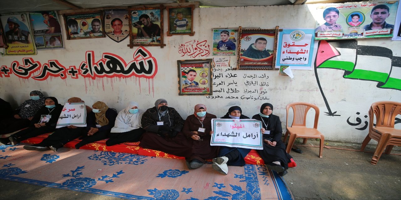 Gazze'de şehit ve gazi yakınları, kesilen maaşlarının ödenmesi için açlık grevine gitti