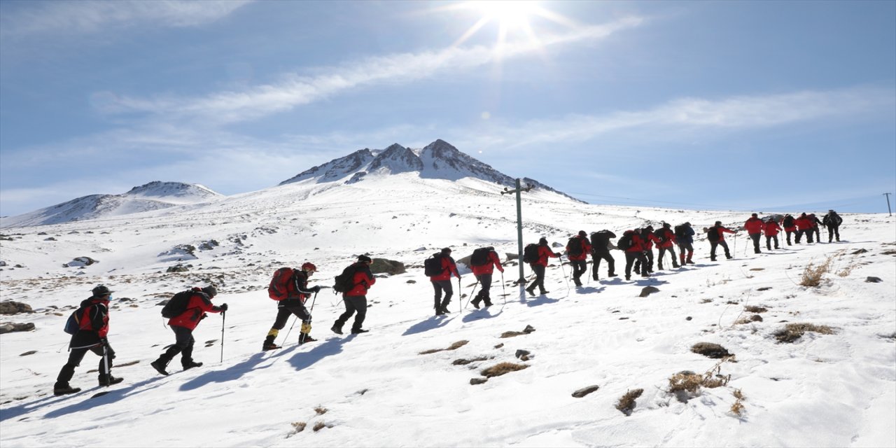 Aksaray'da, Yunus Emre ve Türkçe Yılı etkinlikleri kapsamında Hasan Dağı'na tırmanış yapıldı