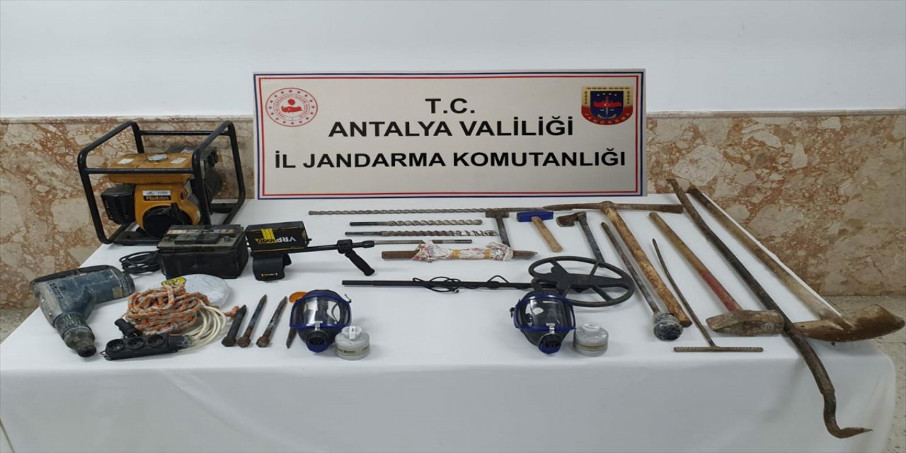 Antalya'da izinsiz kazı yaptıkları belirlenen 5 şüpheli yakalandı