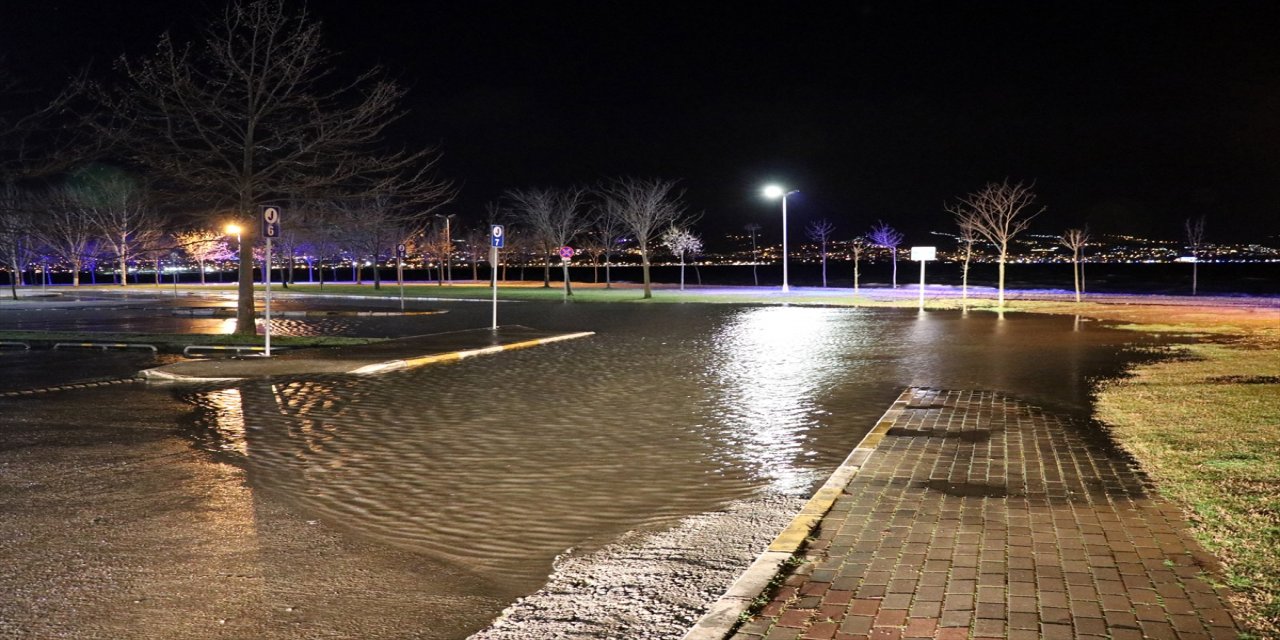 Kocaeli'de şiddetli rüzgar etkili oldu