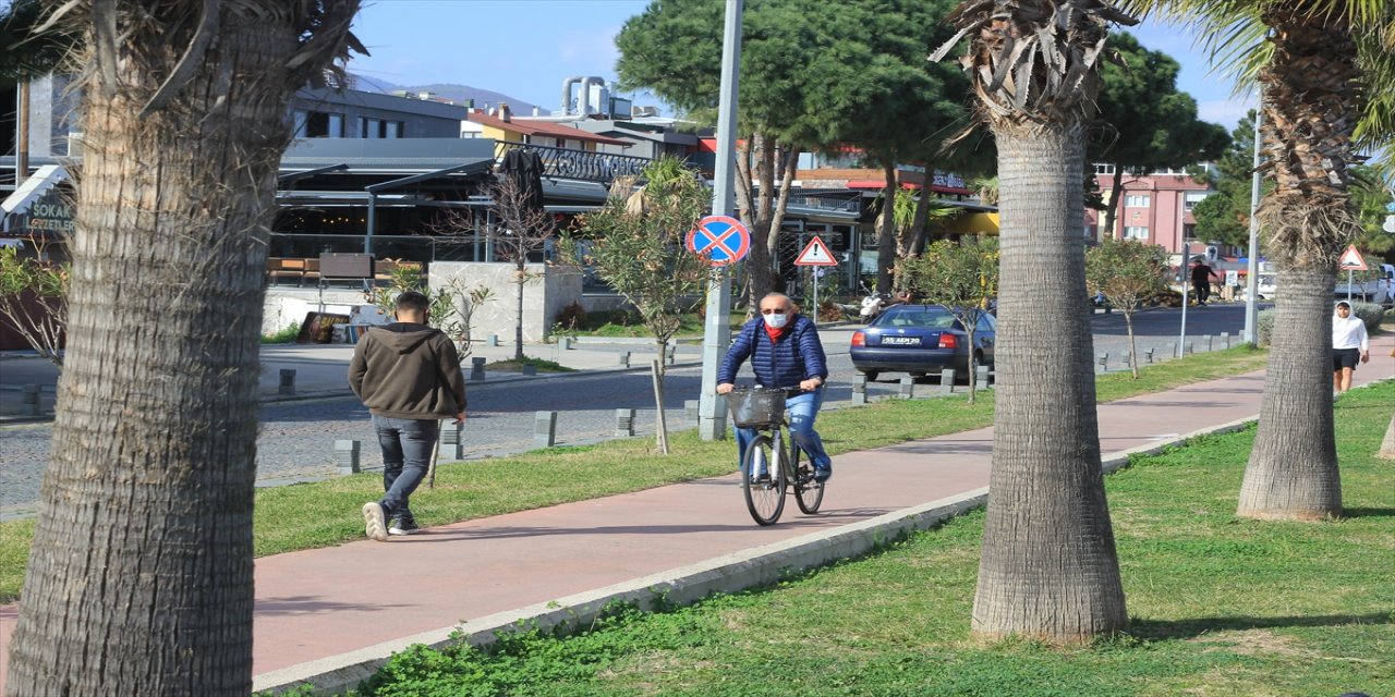 Samsun'da vatandaşlar şubatta güneşli ve sıcak havanın tadını çıkarıyor