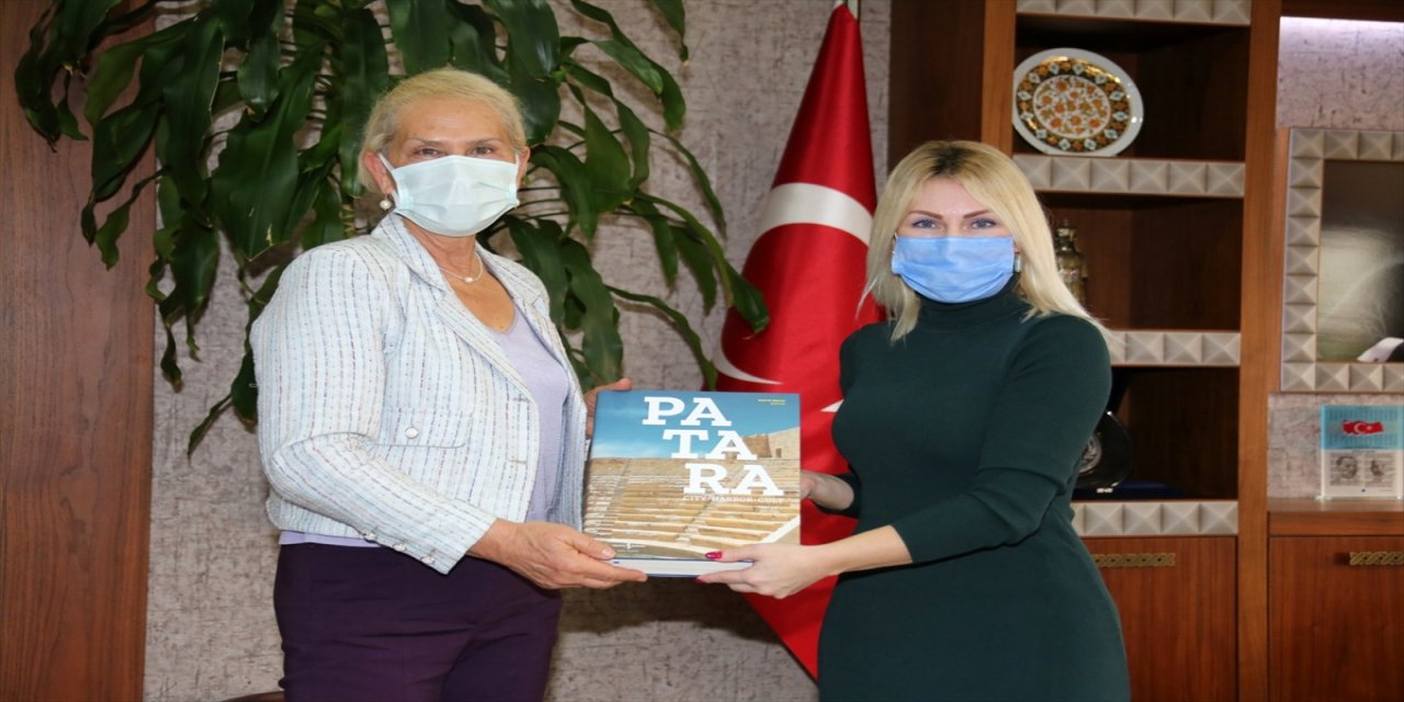 Prof. Dr. Havva İşkan Işık'a Patara'daki çalışmalarından dolayı "vefa plaketi" verildi